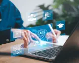 Persona interactúa con interfaz digital de inteligencia artificial y empleo, con iconos de aprendizaje y desarrollo profesional.