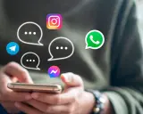 Man usando su teléfono para **instant messaging** con iconos de WhatsApp, Telegram, Instagram y Messenger flotando.