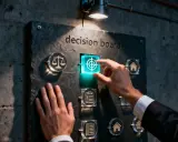 Man interactúa con un panel de decisiones, seleccionando un objetivo. El panel, con íconos de justicia, hogar y documentos, parece un tablero de control de una software house.