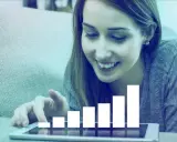 Mujer sonríe mientras interactúa con una tablet que muestra un gráfico de barras ascendente, simbolizando el liderazgo transformacional y el crecimiento.
