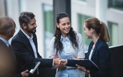 Profesionales celebran un acuerdo tras un curso de negociación.