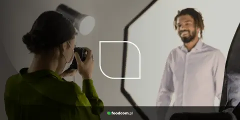Fotógrafa toma fotos para CV de un hombre sonriente.