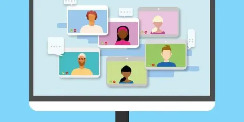 Cinco personas participan en una videollamada grupal a través de un software para videollamadas.