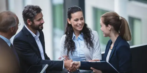 Profesionales celebran un acuerdo tras un curso de negociación.