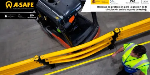 Carretilla elevadora junto a barreras amarillas de seguridad A-SAFE, mejorando la circulación en ntp lugares de trabajo. Un trabajador con chaleco reflectante camina cerca.