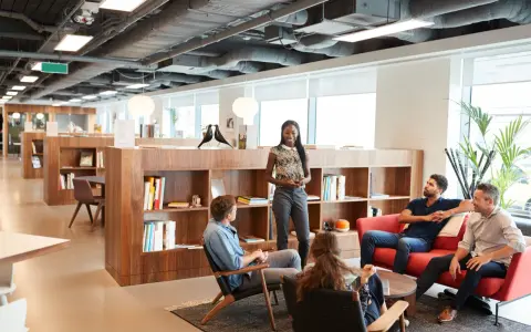 Un equipo diverso colabora en un espacio moderno y luminoso, creando un **ideal work environment**.
