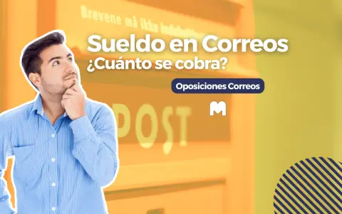 Hombre pensativo frente a un buzón de correos, preguntándose sobre el sueldo en Correos y su futuro laboral en atención al cliente.