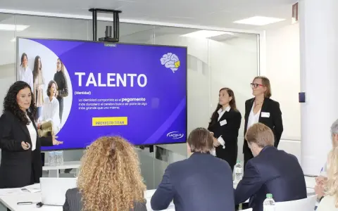 Mujeres en negocios presentan "TALENTO" en una sala de reuniones.