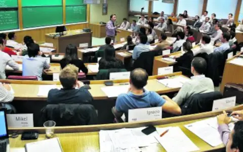 Aula con profesor y estudiantes. Se discuten los mejores MBA del mundo.