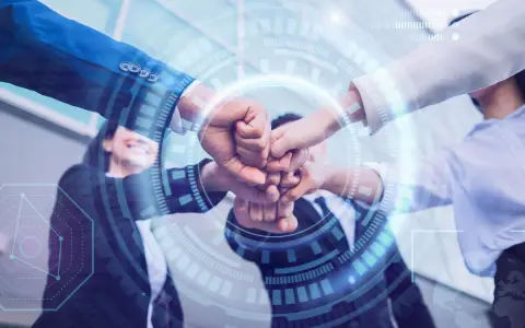 Equipo unido en un gesto de colaboración, simbolizando la transformación digital y el futuro de los negocios.