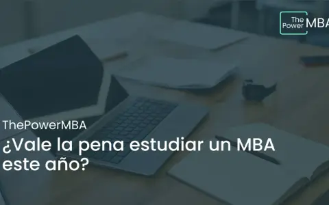Un portátil y un cuaderno abierto sobre un escritorio, con el texto "¿Vale la pena estudiar un MBA este año?".