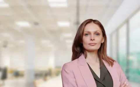Mujer con blazer rosa, lista para su master MBA Barcelona.