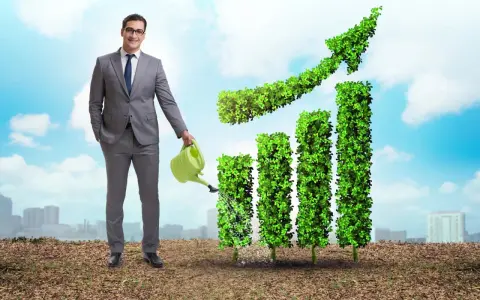 Hombre riega gráfico de barras de hojas verdes, simbolizando crecimiento y sostenibilidad. Ideal para cursos de sostenibilidad.