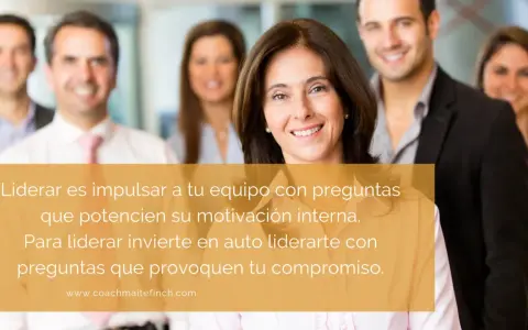Un equipo sonriente, con un texto sobre liderazgo y preguntas que inspiran.