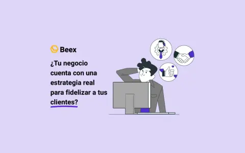 Un hombre reflexiona frente a su computadora, pensando en la **client communication** y cómo fidelizar clientes.