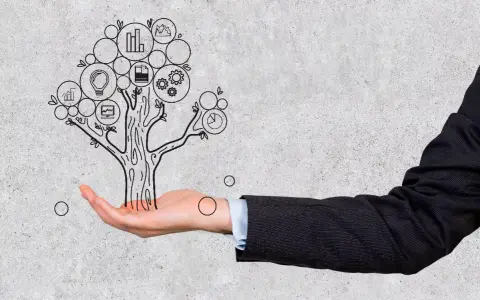 Mano sostiene un árbol de ideas con iconos de negocios. El **general management** impulsa el crecimiento.