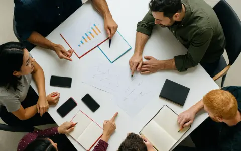 Equipo discutiendo estrategias. El master mba precio es una inversión clave para su futuro profesional.