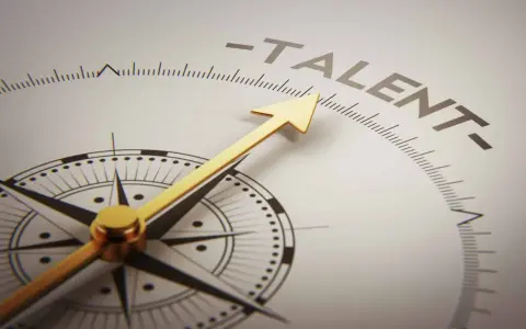 Brújula dorada apuntando hacia "TALENTO", simbolizando la dirección y el enfoque en el desarrollo del talento, clave para el middle management.