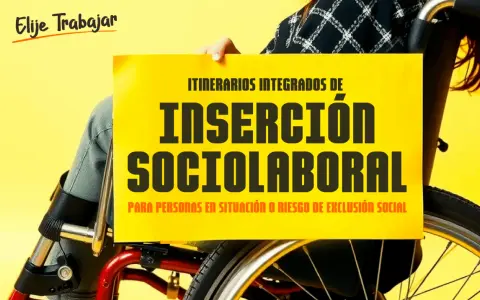 Persona en silla de ruedas sostiene cartel sobre inserción sociolaboral, promoviendo oportunidades de internships in Spain para todos.