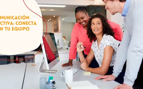Equipo colaborando, aprendiendo cómo mejorar la comunicación skills para conectar mejor.