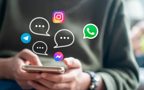 Man usando su teléfono para **instant messaging** con iconos de WhatsApp, Telegram, Instagram y Messenger flotando.