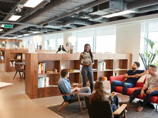 Un equipo diverso colabora en un espacio moderno y luminoso, creando un **ideal work environment**.