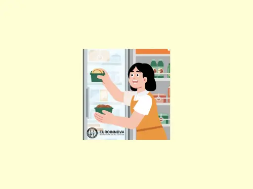Una mujer sonriente organiza alimentos en un refrigerador, aprendiendo las técnicas de un curso de reponedor.