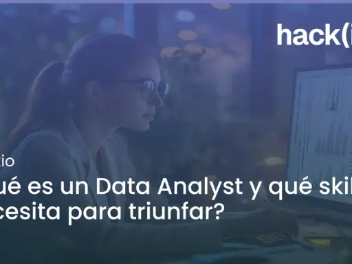 Mujer joven con gafas analizando datos en pantalla, aprendiendo para sus **prácticas analista de datos**.