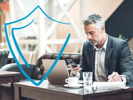 Hombre de negocios con portátil y móvil, trabajando en la nube con seguridad.
