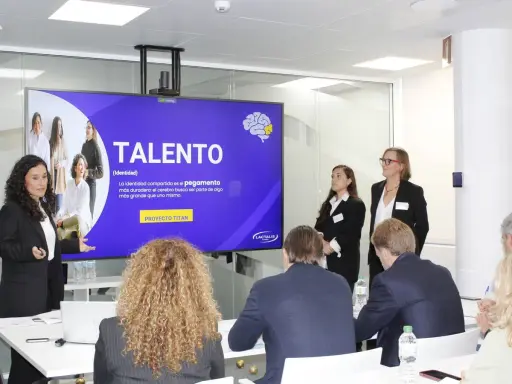Mujeres en negocios presentan "TALENTO" en una sala de reuniones.