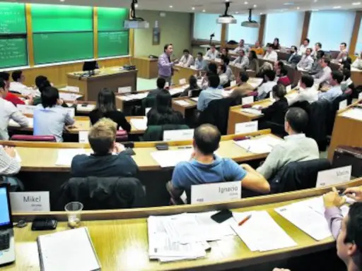 Aula con profesor y estudiantes. Se discuten los mejores MBA del mundo.