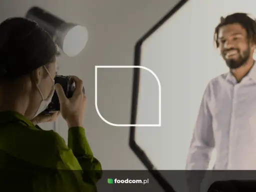 Fotógrafa toma fotos para CV de un hombre sonriente.