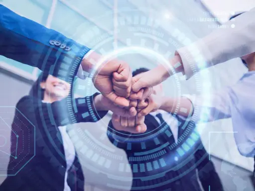 Equipo unido en un gesto de colaboración, simbolizando la transformación digital y el futuro de los negocios.