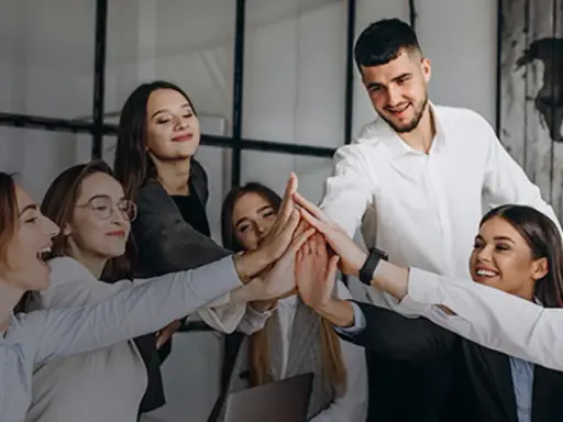 Equipo unido celebrando, mostrando diferentes tipos de líderes colaborando.