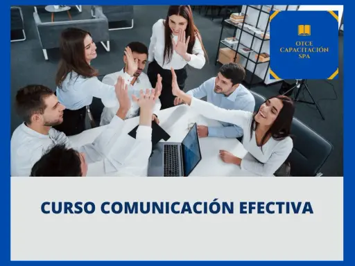 Equipo celebrando éxito en un curso de comunicación efectiva.