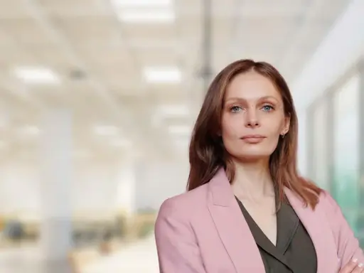 Mujer con blazer rosa, lista para su master MBA Barcelona.