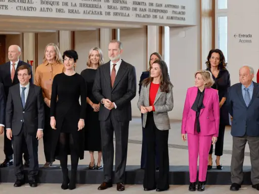Grupo de directivos y personalidades, incluyendo a los Reyes de España, en un evento de programa desarrollo directivo.