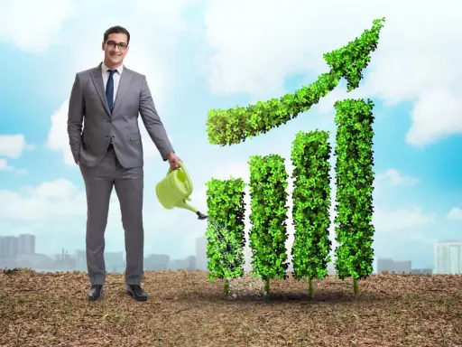 Hombre riega gráfico de barras de hojas verdes, simbolizando crecimiento y sostenibilidad. Ideal para cursos de sostenibilidad.