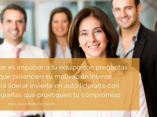 Un equipo sonriente, con un texto sobre liderazgo y preguntas que inspiran.