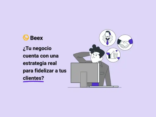 Un hombre reflexiona frente a su computadora, pensando en la **client communication** y cómo fidelizar clientes.