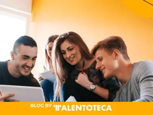 Estudiantes colaboran en un proyecto, aprendiendo como funcionan las practicas universitarias.