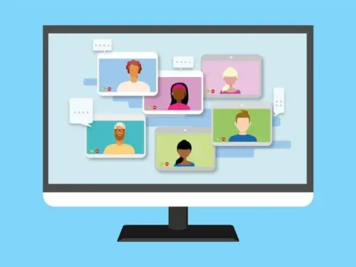 Cinco personas participan en una videollamada grupal a través de un software para videollamadas.