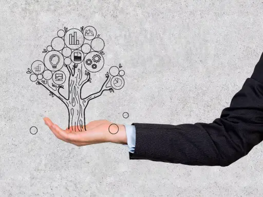 Mano sostiene un árbol de ideas con iconos de negocios. El **general management** impulsa el crecimiento.