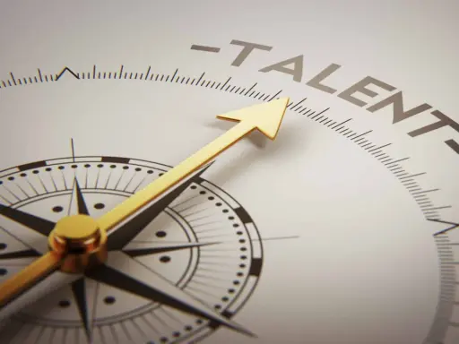 Brújula dorada apuntando hacia "TALENTO", simbolizando la dirección y el enfoque en el desarrollo del talento, clave para el middle management.