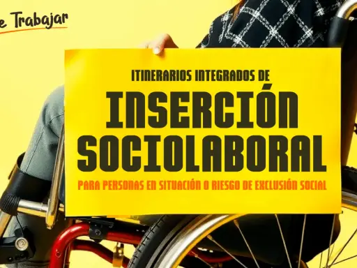 Persona en silla de ruedas sostiene cartel sobre inserción sociolaboral, promoviendo oportunidades de internships in Spain para todos.