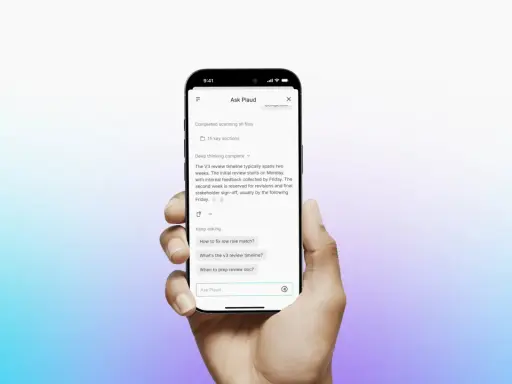 Mano sosteniendo un teléfono con la app "Ask Plaud". Se ven preguntas para romper el hielo como "¿Cómo arreglar la coincidencia de roles?" y "¿Cuándo preparar el documento de revisión?".