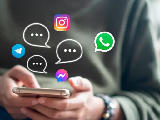 Man usando su teléfono para **instant messaging** con iconos de WhatsApp, Telegram, Instagram y Messenger flotando.
