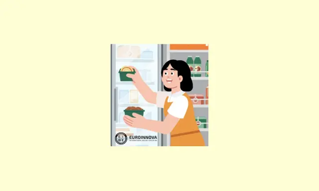 Una mujer sonriente organiza alimentos en un refrigerador, aprendiendo las técnicas de un curso de reponedor.