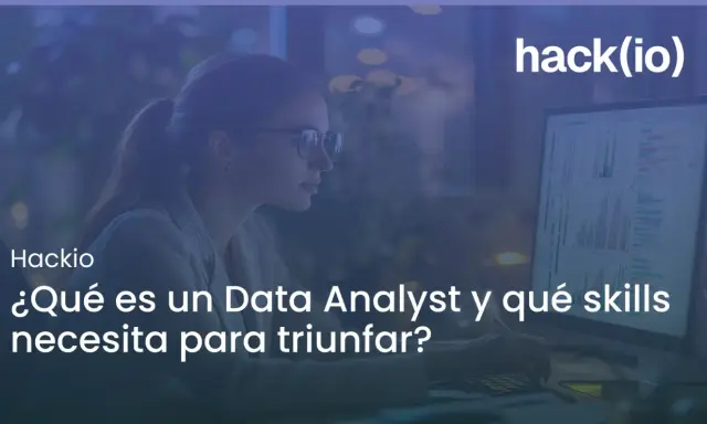 Mujer joven con gafas analizando datos en pantalla, aprendiendo para sus **prácticas analista de datos**.