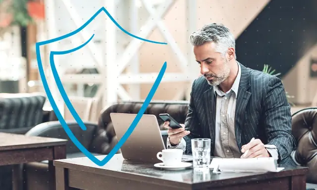 Hombre de negocios con portátil y móvil, trabajando en la nube con seguridad.